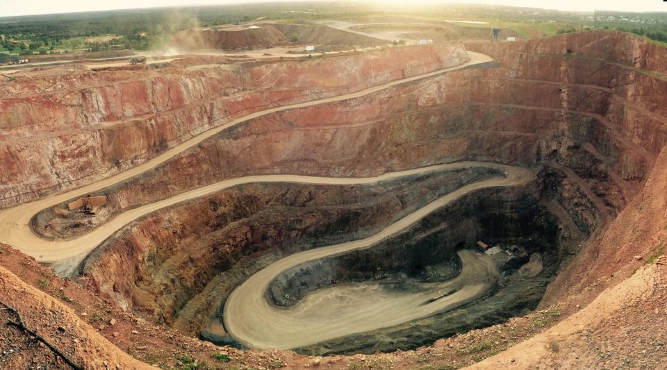 L'Or Frôle les 4 600 $ : Instabilité aux États-Unis et Perspectives Stratégiques pour Akwamining